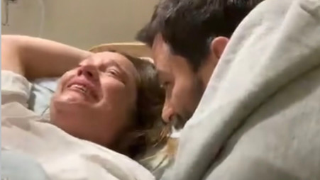 דנה פרידר ויהודה לוי בחדר הלידה (צילום: מתוך אינסטגרם)