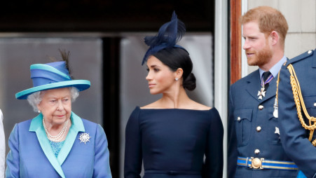 המלכה אליזבת' השנייה, הנסיך הארי ומייגן מרקל (צילום:  Max Mumby/Indigo/Getty Images)