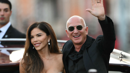 ג'ף בזוס ולורן סנצ'ז (צילום: MARCO BERTORELLO/AFP via Getty Images)