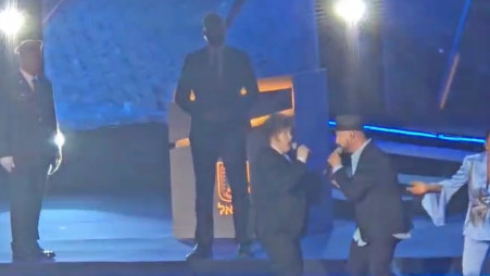 נשיא ארגנטינה חאבייר מיליי שר בחזרה הגנרלית לטקס יום העצמאות (צילום: שימוש לפי סעיף 27א')