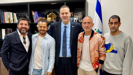 שלישיית מה קשור ורב הסלבס מרדכי חסידים אצל השר מיקי זוהר (צילום: יחצ)