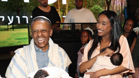 ברהנו טגניה בברית של בנו (צילום: אור גפן)