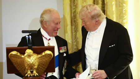המלך צ'ארלס ודונלד טראמפ (צילום: HENRY NICHOLLS / AFP via Getty Images)