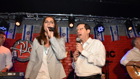 עינת שרוף, בוז'י הרצוג (צילום: צ'ינו פפראצי)