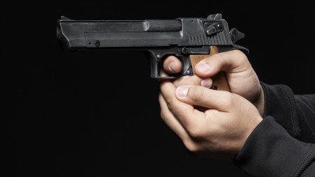 גבר עם אקדח (אילוסטרציה) (צילום: אינג אימג')