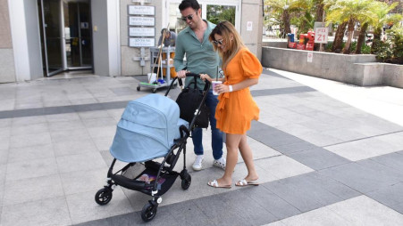 מור סילבר ובעלה מחוץ לבית החולים איכילוב (צילום: צ'ינו)