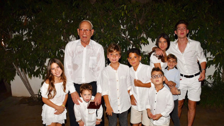 רמי אונגר והנכדים (צילום: אביב חופי)