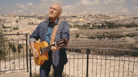 שלומי שבת על רקע העיר ירושלים (צילום: סשה גבריקוב)