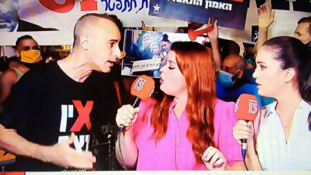 אסף אמדורסקי במחאת העצמאים (צילום: צילום מסך חדשות 13)