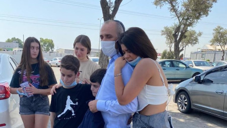 אנג'ל ברנס ואביה לאחר שחרורו מהכלא (צילום: יח"צ)