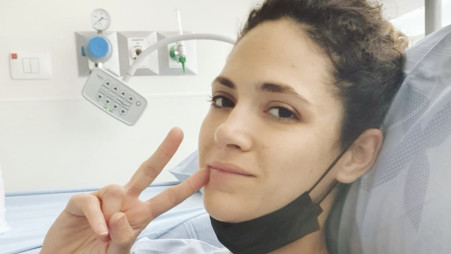 מיטל גל סוויסה במיטת בית החולים  (צילום: צילום מסך אינסטגרם)