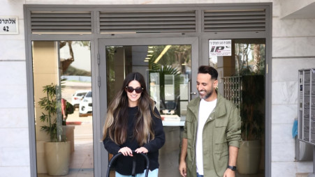 דודו אהרון ונטלי לוי מטיילים עם התינוקת (צילום: אור גפן)