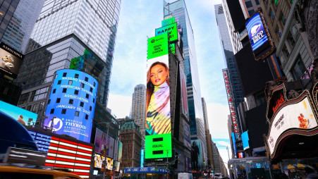 עדן בן זקן בטיימס סקוור (צילום: באדיבות: שרית הפקות)