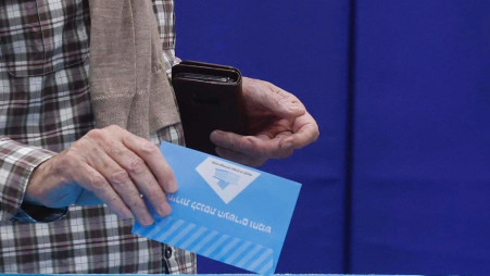 בחירות, אדם מצביע בקלפי (צילום: מארק ישראל סלם)