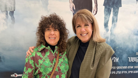 ליאורה עופר ומיכל רכבי (צילום: באדיבות תיאטרון הקאמרי)