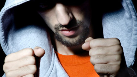 צעיר באזיקים. נעצר זמן קצר לאחר קבלת הדיווח (צילום: אילוסטרציה: אינג אימג')