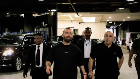 עומר אדם וצוות האבטחה (צילום: צילום מסך אינסטגרם)