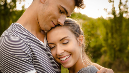  קשר רגשי הוא חלק בלתי נפרד מכל מערכת יחסים רומנטית (צילום: אינג'אימג')