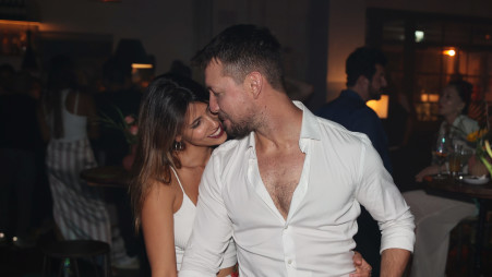 דניס רוסקוב ובת הזוג החדשה (צילום: אור גפן)