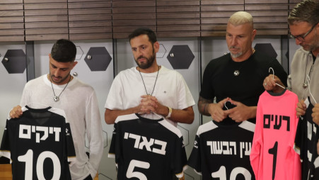 כוכבי העונה החדשה של "גולסטאר" עם חולצות יישובי העוטף (צילום: רפי דלויה)