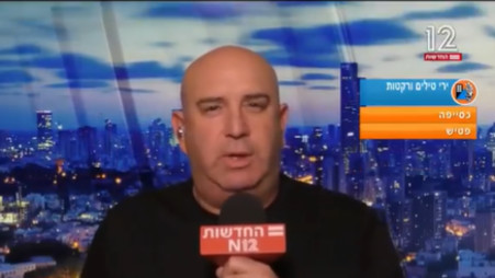 ניר דבורי פורץ לשידור בשבת השחורה (צילום: צילום מסך חדשות 12)