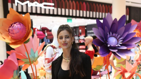 ג'סיקה אלטר בתערוכת "עת לפרוח" בקניון רמת אביב (צילום: אסף לב)