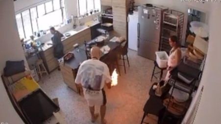 השף רון יוחננוב במהלך הפיצוץ של הברנר (צילום: צילום מסך)