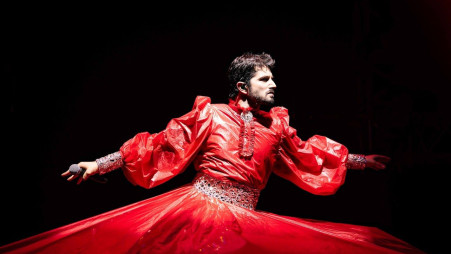 רן דנקר בשמלה האדומה  (צילום: אלון לוי)