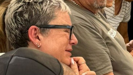 לרה מטודי בהלוויה של בנה ניתאי מטודי ז״ל (צילום: שירן פרץ)