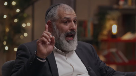 צבי יחזקאלי בפגישה אצל רוני קובן (צילום: באדיבות כאן 11)