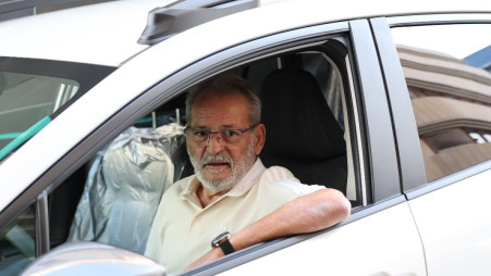 יעקב בוזגלו עם הסובארו החדשה (צילום: אור גפן)