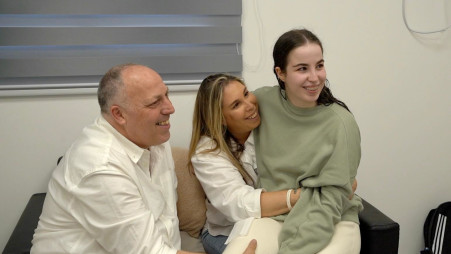 חיבוק של אמא ואבא. אגם ברגר עם הוריה (צילום: דובר צה"ל)