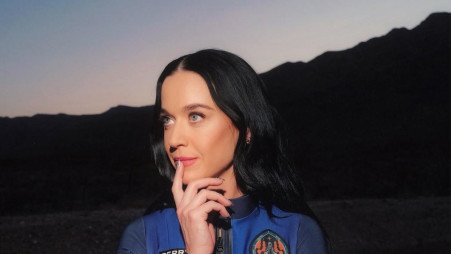 קייטי פרי והחליפה  (צילום: צילום מסך אינסטגרם)