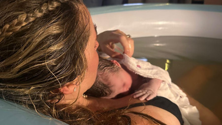 אן זיוי ובנה הראשון (צילום: אינסטגרם)