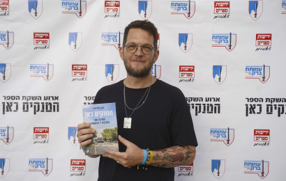 רונן וודלינגר מחבר הספר "הטנקים כאן"  (צילום: אילן לורנצי)