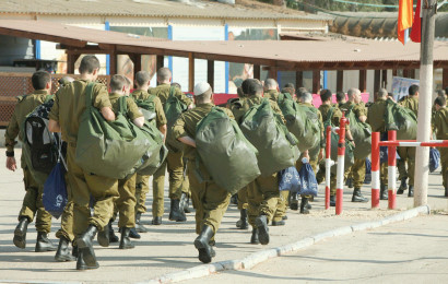 גיוס חיילים בבקו"ם (צילום: אלי דסה)