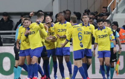 שחקני מכבי תל אביב חוגגים (צילום: דני מרון)