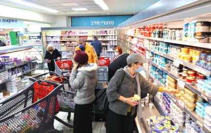 אנשים במסכה בסופר (צילום: מרק ישראל סלם)