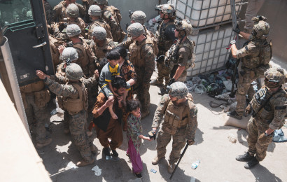 חיילי צבא ארצות הברית מסייעים בפינוי מנמל התעופה בקאבול, אפגניסטן (צילום: U.S. Marine Corps/Staff Sgt. Victor Mancilla/Handout via REUTERS)