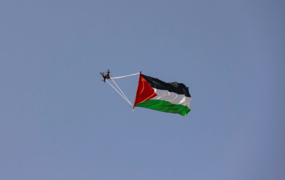 רחפן עם דגל פלסטין במצעד הדגלים (צילום: אוליבייה פיטוסי, פלאש 90)