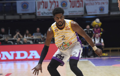 שחקן הפועל חולון שון דאוסון (צילום: ברני ארדוב)