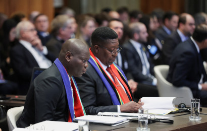 הנציגים מדרום אפריקה בבית הדין בהאג (צילום: REUTERS/Thilo Schmuelgen)