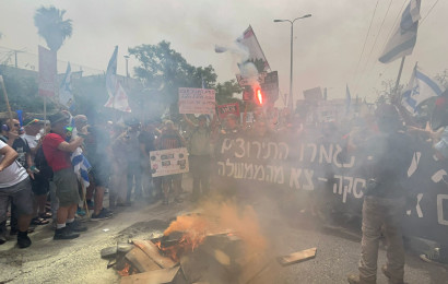 מפגינים מול ביתו של השר גנץ (צילום: דורשינוי)