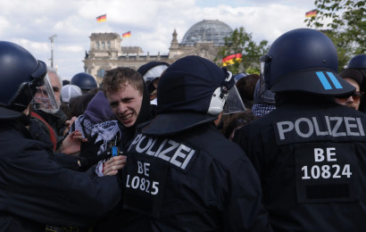 משטרת ברלין בהפגנה פרו-פלסטינית (צילום: GettyImages, Sean Gallup)