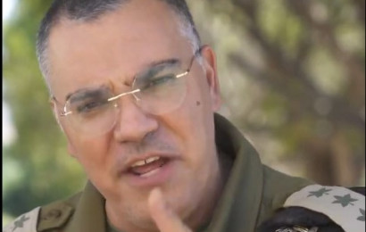 אביחי אדרעי תוקף את כתב "אל מייאדין" בסרטון (צילום: צילום מסך רשתות חברתיות לפי חוק 27א לזכויות יוצרים)