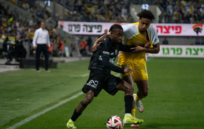 שחקן הפועל חיפה, טיימוקו דיארה, מול שחקן מכבי תל אביב טייריס אסנטה (צילום: שירה קז)