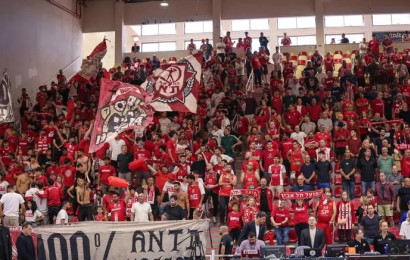 אוהדי הפועל תל אביב בהמוניהם באולם בגן נר (צילום: מאור אלקסלסי)