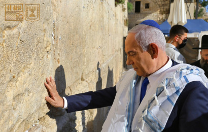 בנימין נתניהו בכותל (צילום: הקרן למורשת הכותל המערבי)