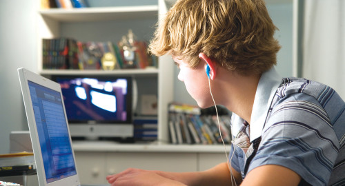 ילד גולש במחשב, אילוסטרציה (צילום: אינג אימג')