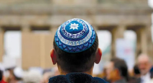 יהודי עם כיפה לפני מחאה נגד אנטישמיות ברלין, 2014 (צילום: רויטרס)